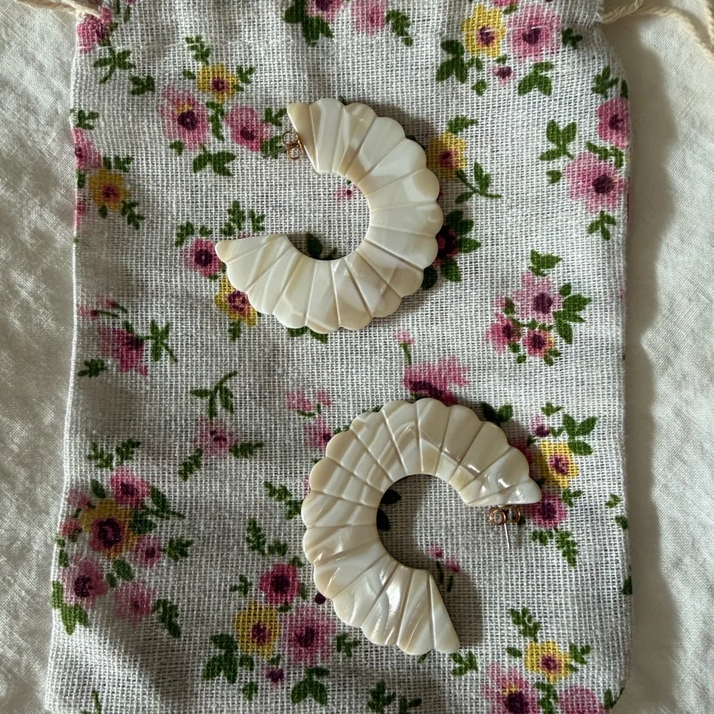 Sézane sandy earring in ecru - Picture 3 of 3